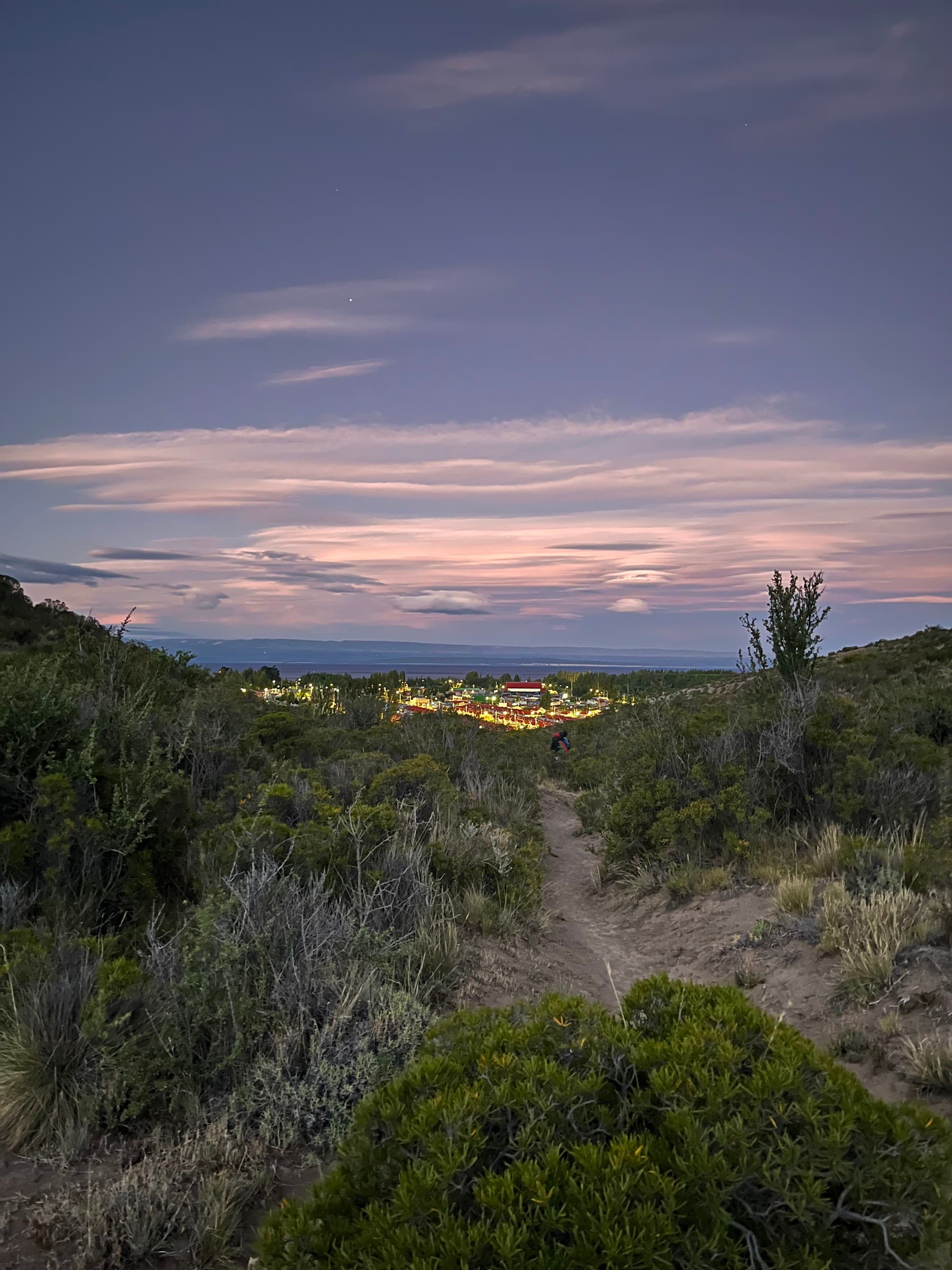 Sendero al pueblo de noche