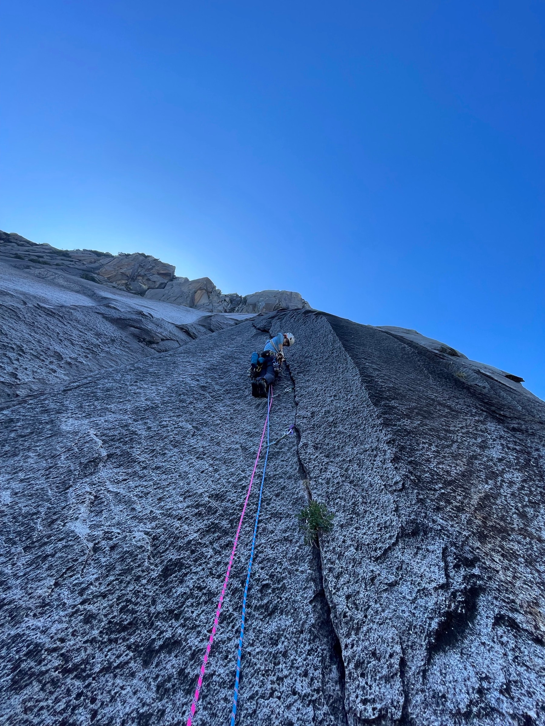Escalador en fisura con dos cuerdas dobles