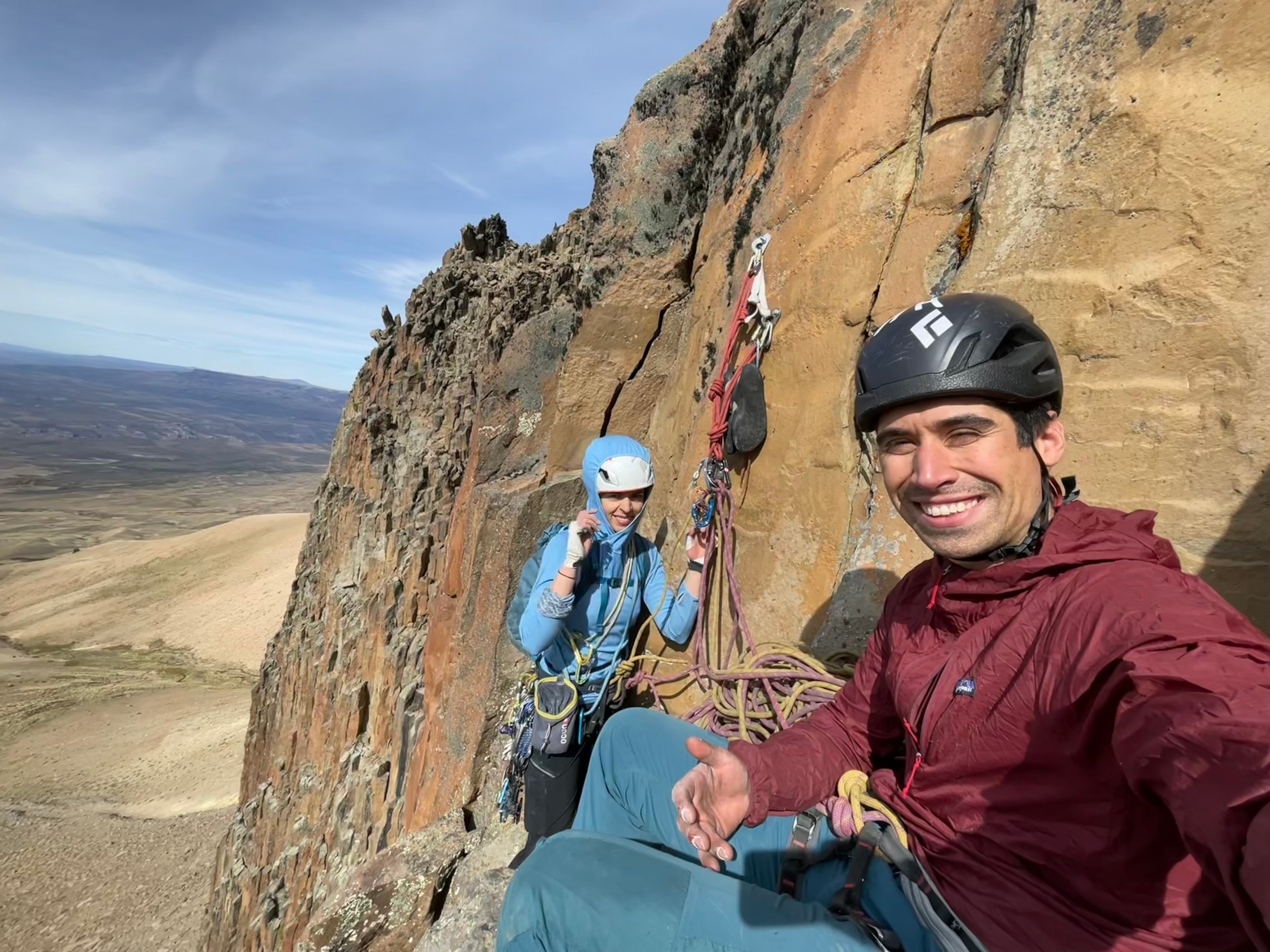Cordada en reunión: dos escaladores en una fisura sobre el valle